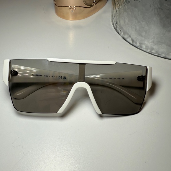 BURBERRY shades. - Picture 2 of 3